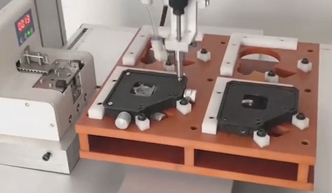 桌面式自動鎖螺絲機(jī).jpg 桌面式自動鎖螺絲機(jī).jpg