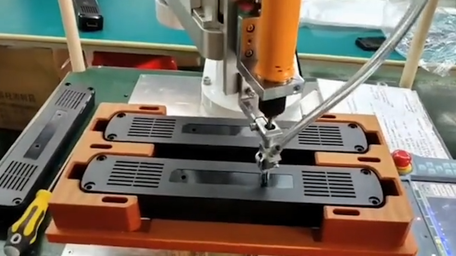 在線式自動鎖螺絲機(jī).jpg 在線式自動鎖螺絲機(jī).jpg